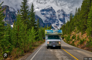 Van sur une route canadienne traversant les montagnes
